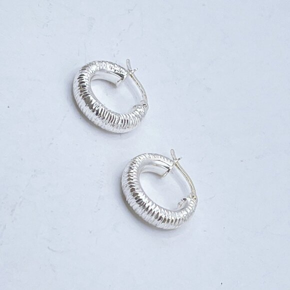 Textured 925 Sterling Silver Hoop Earrings - Picture 5 of 6